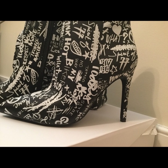 Black and white graffiti ankle booties with purse - Picture 4 of 7